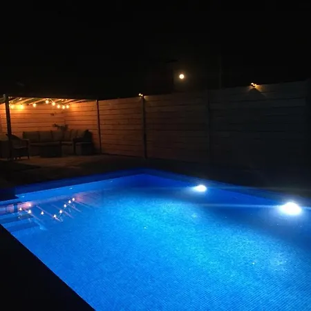 Vakantiehuis Piscina De Sal Barbacoa Wifi, Parking Gratis, 3 Min Pga Casa El Roble Gerona